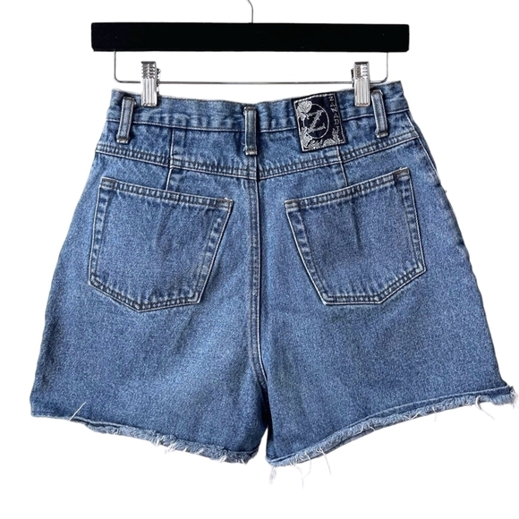 VINTAGE Zanadi Lightwash Denim Mom Shorts w/ Button Fly & Distressed Hem - Picture 2 of 3